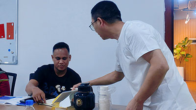 Overseas customers visit